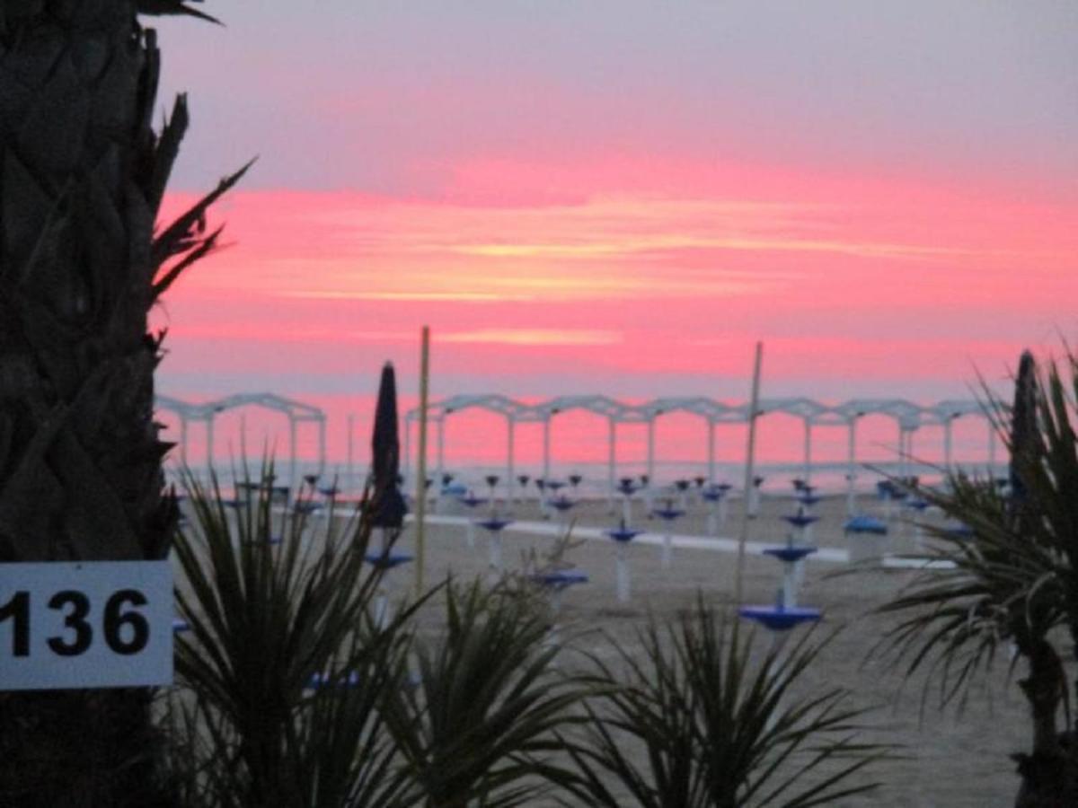 Riccione Beach Hotel - Enjoy Your Summer -Beach Village Incluso Екстер'єр фото